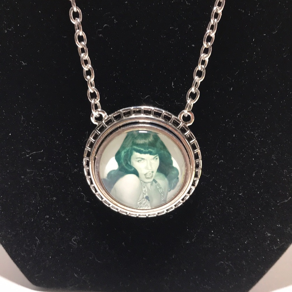 Silver Vintage Rockabilly Bettie Page Necklace 💋
